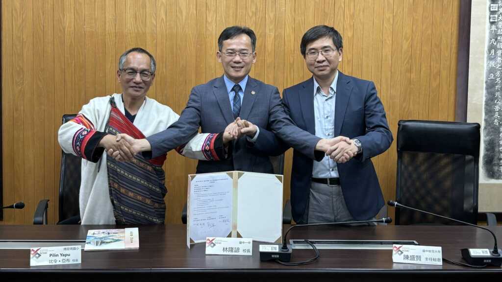 ▲臺中一中、臺中市博屋瑪國小、臺中教育大學三校於6日在臺中一中簽署全民原教合作備忘錄，採用跨學制教學支持系統推動原住民族教育議題融入學習課程，協助師生學習原住民族教育。（記者林明佑翻攝）